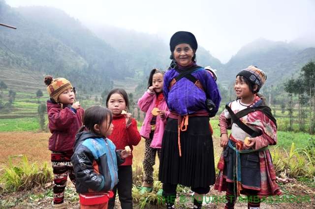 Children on the way to Dong Van